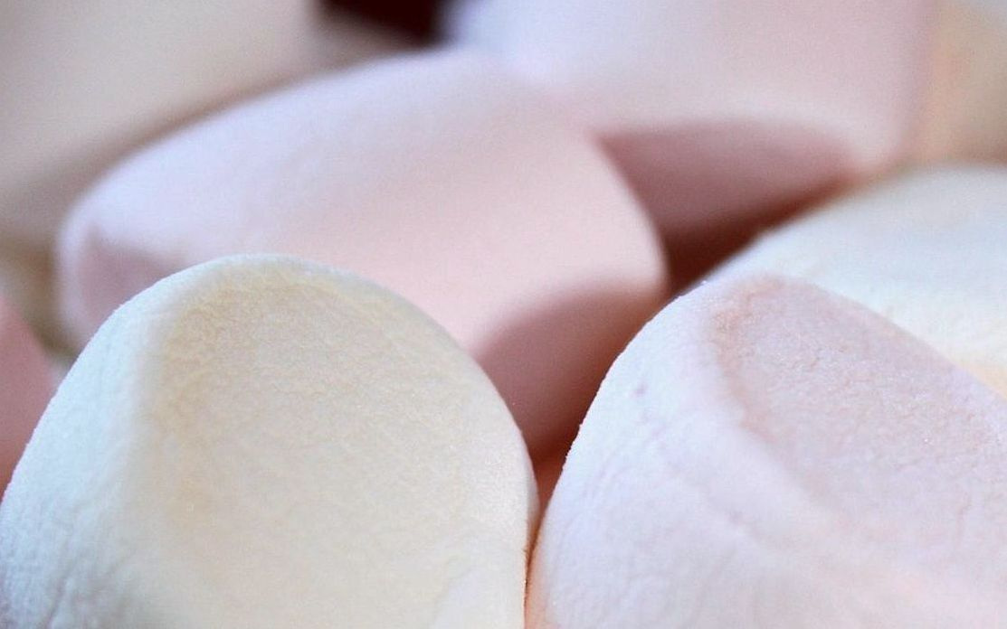 Tabakta sıcak çikolatalı bonbon